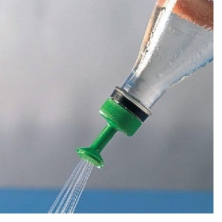 Recyclage d'une bouteille en plastique en arrosoir